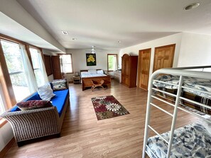 7 bedrooms, desk, iron/ironing board, travel cot