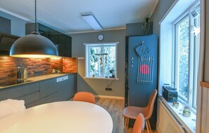 Refrigerador, lavavajillas, cafetera y tetera y utensilios de cocina 