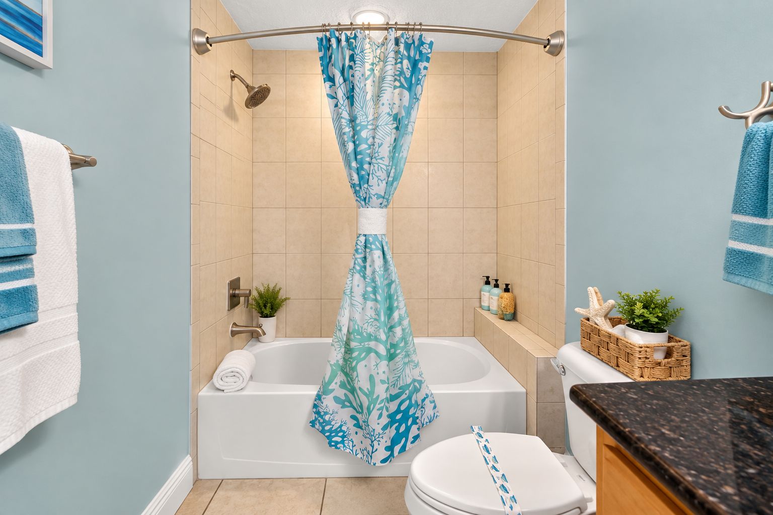 Un baño con bañera, inodoro y cortina de ducha.