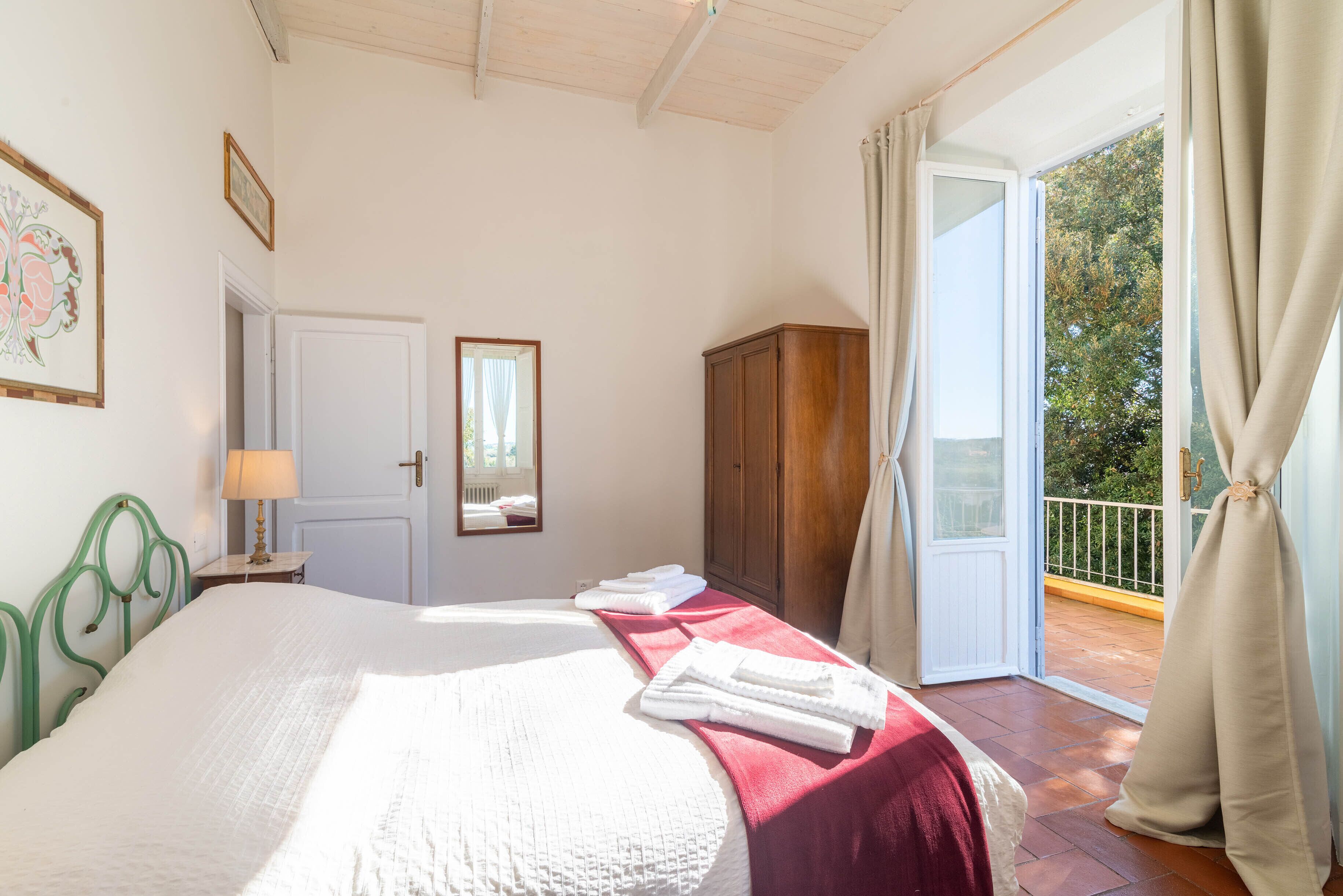 2 chambres, coffres-forts dans les chambres, fer et planche à repasser