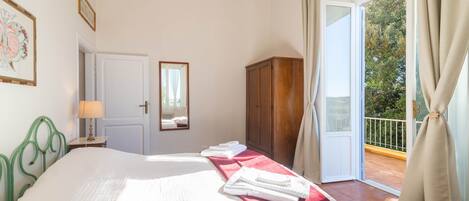 2 chambres, coffres-forts dans les chambres, fer et planche à repasser