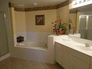 Tina con regadera, secadora de cabello, toallas