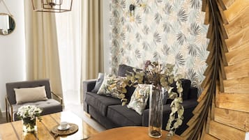 Dúplex, vistes a la ciutat, planta baixa | Sala d'estar | Televisor de pantalla plana de 50 polzades amb canals digitals