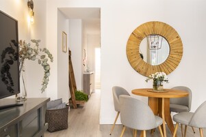 Dúplex, vistas a la ciudad, planta baja | Zona de estar | Televisión de pantalla plana de 50 pulgadas con canales digitales