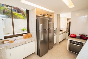 Køleskab, mikrobølgeovn, ovn, kogeplade