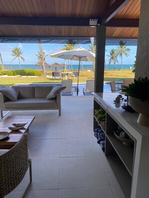 TV, pebolim, mesa de pingue-pongue