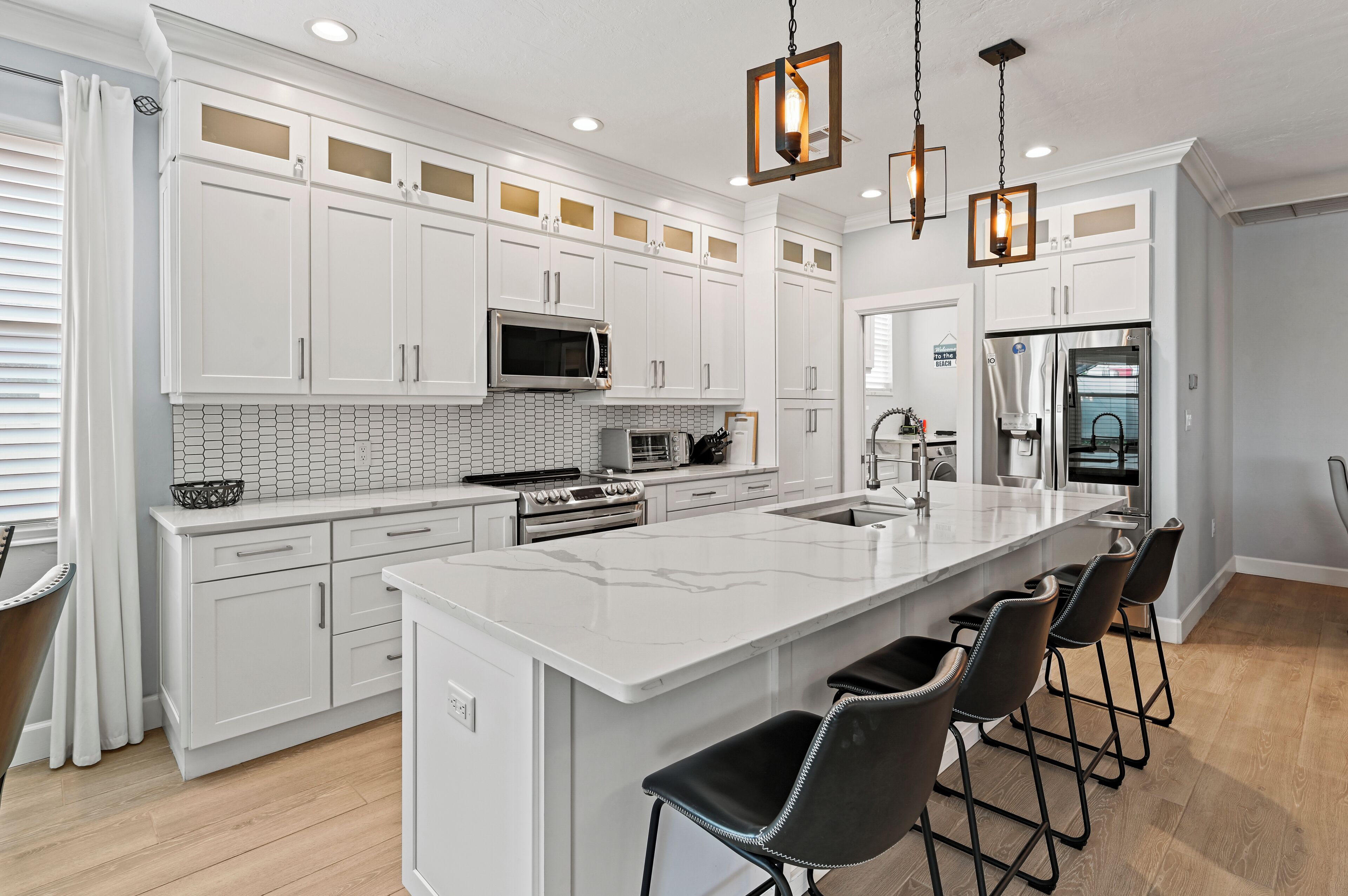 Jääkaappi, mikroaaltouuni, uuni, liesi