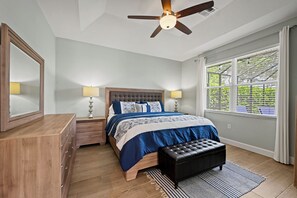 3 Schlafzimmer, Schreibtisch, Bügeleisen/Bügelbrett, Reisekinderbett