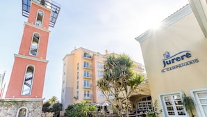 Un edificio con una torre destacada y un cartel que dice 'Juré le Campanario'.