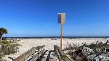 Beach nearby, sun loungers, beach towels