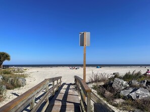 靠近海滩、沙滩椅、沙滩毛巾