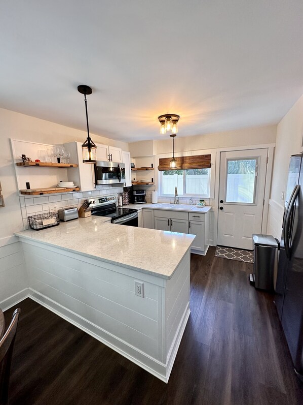 冰箱、微波炉、烤箱、炉灶