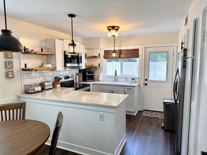 冰箱、微波炉、烤箱、炉灶