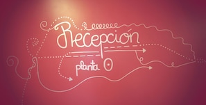 A stylized graphic with the word "Recepcion" and the word "planta" on a red background.