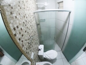 Standard Triple Room | Bathroom | Combined shower/tub, towels - Pousada Porto Maraca (Ipojuca)