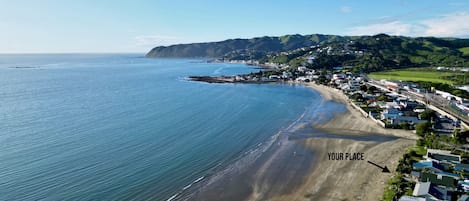 Sulla spiaggia, lettini da mare