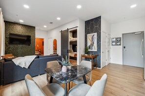 2 camere, una scrivania, ferro/asse da stiro, Wi-Fi gratuito