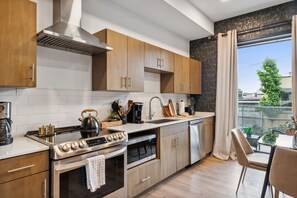 Fridge, microwave, oven, stovetop - Downtown Nashville/ Gulch Luxury Condo- Sleeps 6 (Nashville)