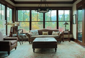 TV connectée, cheminée, jeux vidéo, baby-foot