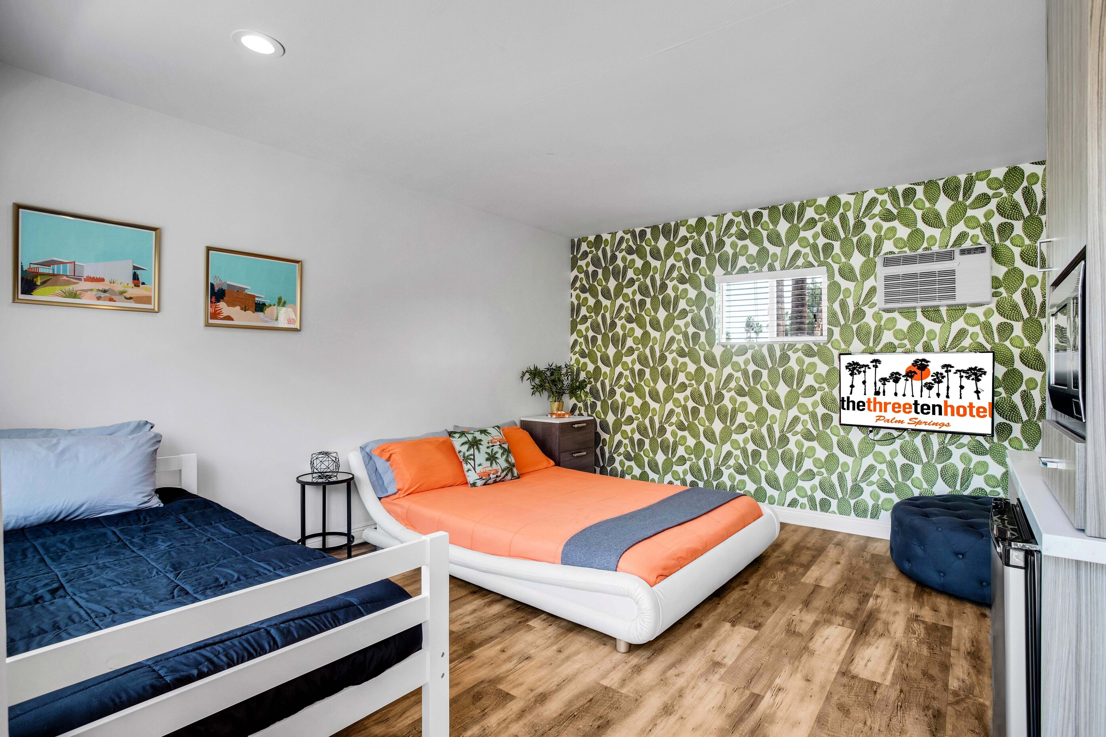 Quarto com uma cama, uma cama auxiliar, uma mesa de cabeceira, uma cadeira e uma planta.