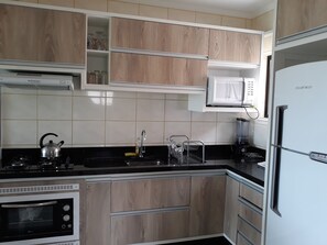 Geladeira, micro-ondas, fogão, cooktop