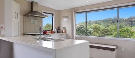 ثلاجة، ميكروويف، فرن، موقد طهي مسطح