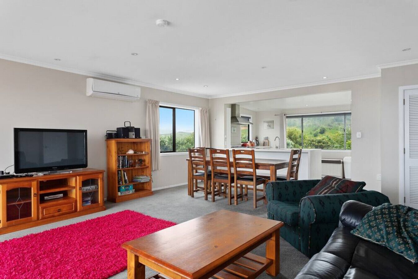 Una televisión, una chimenea