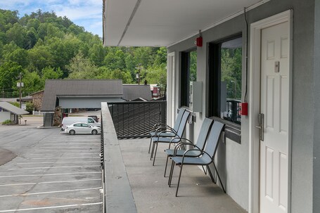 Gatlinburg Mountain Inn - Image 1