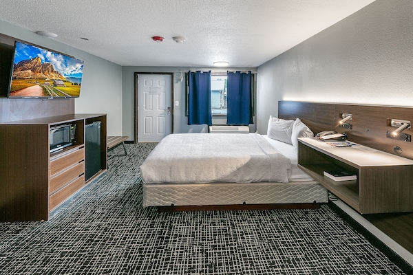 Standard Single Room, 1 Queen Bed | Iron/ironing board, free WiFi, bed sheets