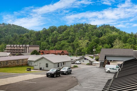 Gatlinburg Mountain Inn - Image 9