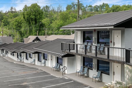 Gatlinburg Mountain Inn - Image 12