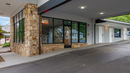 Gatlinburg Mountain Inn - Image 4