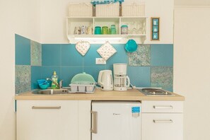 Refrigerador, parrilla de estufa, cafetera y tetera y tetera eléctrica 