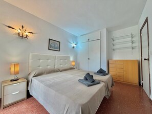 Iron/ironing board, bed sheets