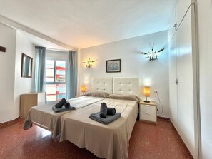 Iron/ironing board, bed sheets