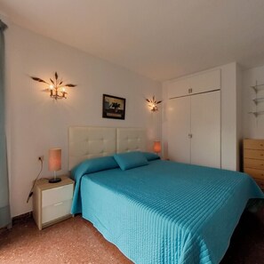 1 slaapkamer, een strijkplank/strijkijzer, beddengoed