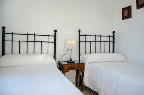 2 chambres, fer et planche à repasser, Wi-Fi gratuit, draps fournis