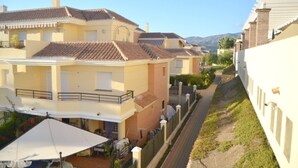 Un barrio residencial con casas que tienen balcones y techos de tejas.