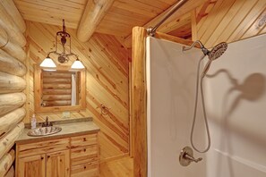 Ensemble douche/baignoire, sèche-cheveux, serviettes fournies, savon