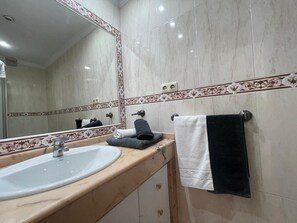 Een douche, handdoeken