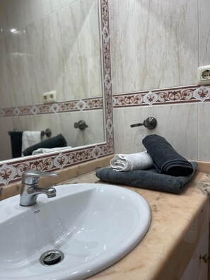 Shower, towels