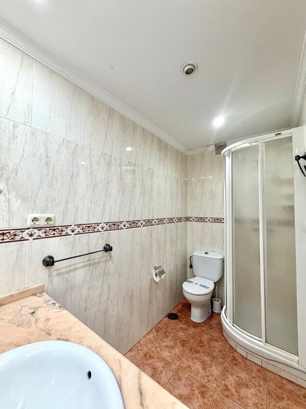 A bathroom with a toilet, a shower enclosure, and a sink. - TERRASOL SAN GERARDO 2-1-3 FRONTAL AL MAR (Vélez Málaga)