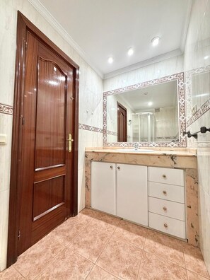 Shower, towels