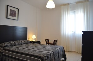 2 bedrooms, iron/ironing board, bed sheets