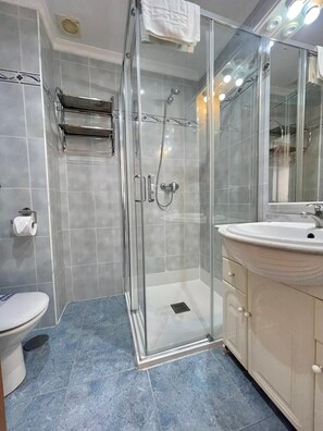 Douche, serviettes fournies
