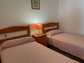 2 dormitorios, tabla de planchar con plancha, wifi gratis y ropa de cama