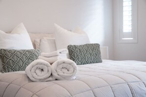 1 habitación, escritorio, tabla de planchar con plancha y cuna de viaje
