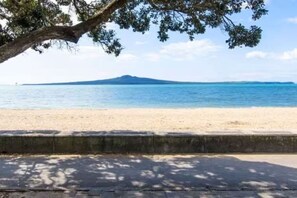 Beach nearby - Chic Exec Apart w/Free Parking, Wifi & Netflix (Auckland)