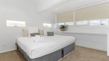 4 bedrooms, desk, iron/ironing board, WiFi