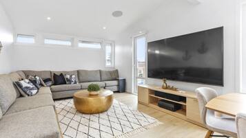 TV, Netflix, streaming services, stereo